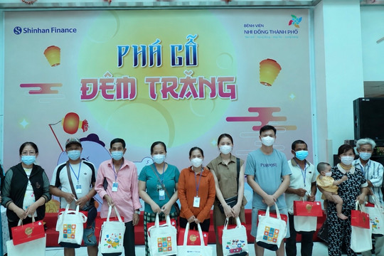 Shinhan Finance mang niềm vui Trung thu đến các em nhỏ với hơn 300 phần quà yêu thương