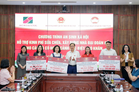 Agribank cùng Đoàn đại biểu Quốc hội TP. Hà Nội trao 1 tỷ đồng hỗ trợ xây dựng Nhà Đại đoàn kết