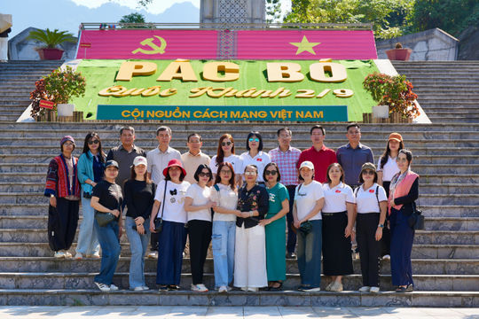 Chi bộ Phòng Hành chính - Lễ tân, Ngân hàng Nhà nước Việt Nam tổ chức sinh hoạt chính trị về nguồn tại Cao Bằng