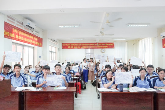 Shinhan Life Việt Nam hoàn thành chương trình hướng nghiệp S-Career 2026 cho học sinh trung học phổ thông