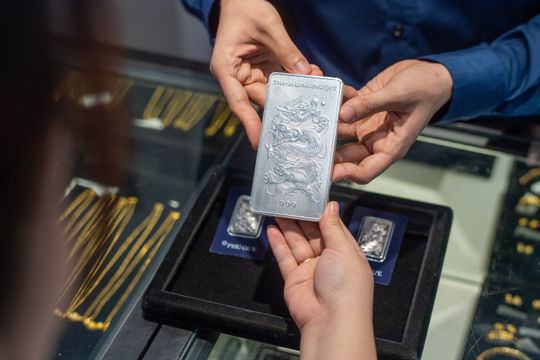 Lạm phát Mỹ vượt dự báo, giá bạc thế giới lao dốc, bạc trong nước giảm hàng triệu đồng/kg