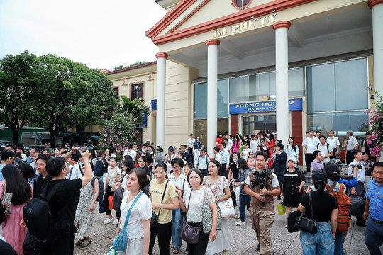 Tàu Vinh – Hà Nội bổ sung điểm dừng ga Phủ Lý, thuận tiện cho người dân đi khám bệnh