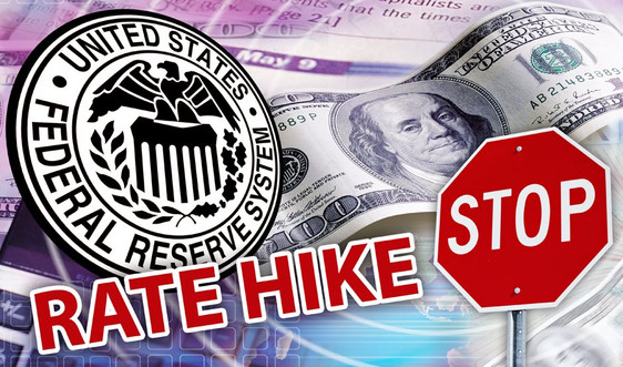 Xung quanh quyết định dừng tăng lãi suất của Fed