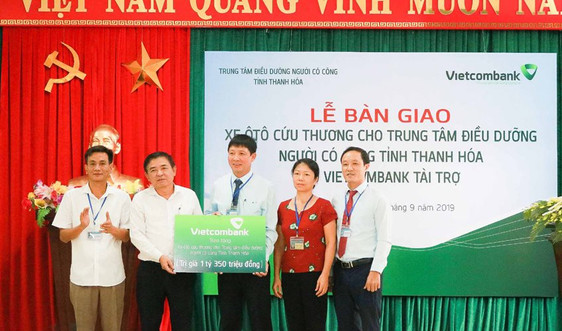 Vietcombank tặng xe cứu thương cho Trung tâm Điều dưỡng người có công tỉnh Thanh Hóa