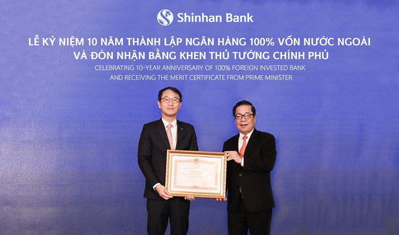 Shinhan Việt Nam đón nhận Bằng khen của Thủ tướng Chính phủ