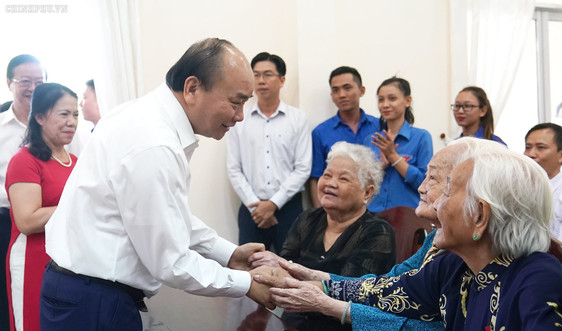 Thủ tướng tặng quà tết gia đình chính sách, hộ nghèo, công nhân lao động