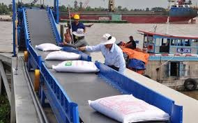 Thủ tướng yêu cầu báo cáo việc tháo gỡ khó khăn cho xuất khẩu gạo trước ngày 20/4