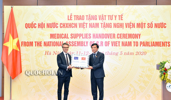 Quốc hội Việt Nam trao tặng vật tư y tế cho một số nghị viện