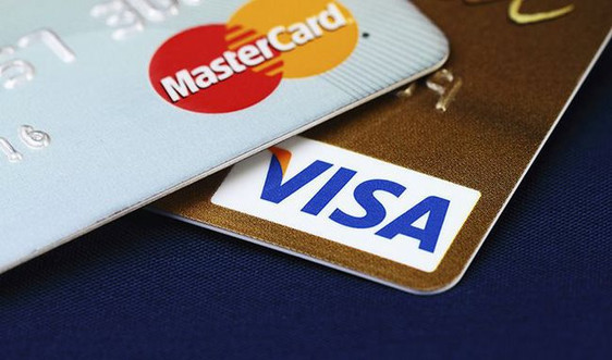 Visa, Mastercard đang thu phí thế nào?