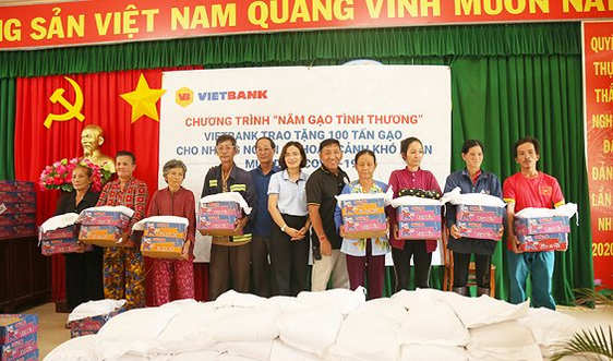 Vietbank trao 100 tấn gạo đến các gia đình gặp khó khăn