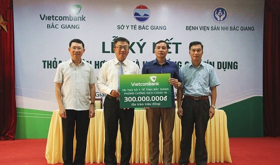 Vietcombank Bắc Giang ủng hộ 300 triệu đồng hỗ trợ Bắc Giang chống dịch COVID–19