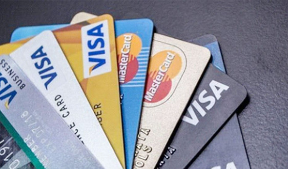 Chuyên gia: Visa và Mastercard cần miễn, giảm phí cho các ngân hàng Việt