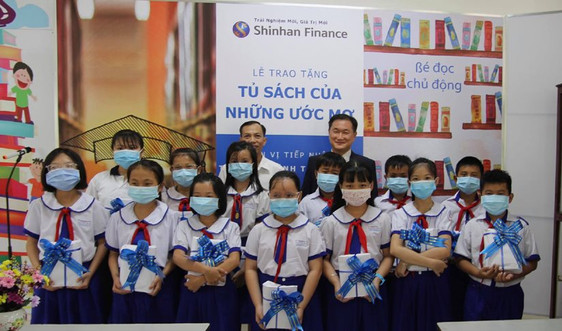 Shinhan Finance trao tặng “Tủ sách của những ước mơ” cho Thư viện tỉnh Tiền Giang