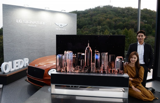 LG Electronics và Bentley Motors quảng bá mẫu tivi có thể cuộn