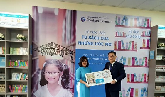 Shinhan Finance trao tặng “Tủ sách của những ước mơ” cho Thư viện tỉnh Hà Nam