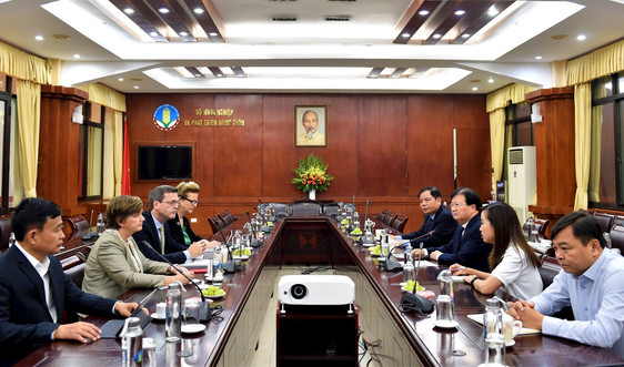 Phó Thủ tướng Trịnh Đình Dũng tiếp đại diện các tổ chức quốc tế hỗ trợ nhân dân miền Trung