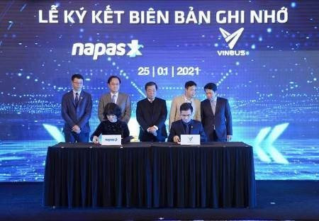 VinBus và NAPAS ký hợp tác thanh toán thẻ vé điện tử