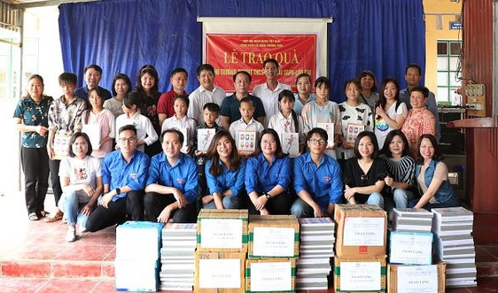 Công đoàn Cơ quan Thường trực Hiệp hội Ngân hàng trao tặng trang thiết bị học tập và tủ sách tại Trường THCS Nậm Sài