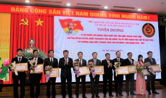 Vietcombank nhận Bằng khen tại lễ Tổng kết Giải Búa liềm vàng Khối Doanh nghiệp Trung ương năm 2020 