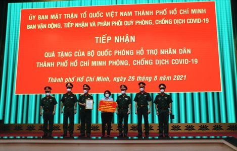 Bộ Quốc phòng tặng nhân dân TP. Hồ Chí Minh 4.000 tấn gạo, 100.000 suất quà