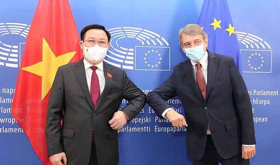 Chủ tịch Quốc hội Vương Đình Huệ đề nghị Nghị viện châu Âu tích cực hỗ trợ nguồn cung vắc-xin cho Việt Nam