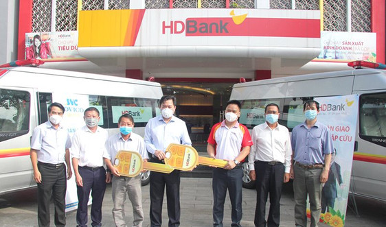 HDBank tặng 6 xe cứu thương, 15 máy thở và 10.000 bộ kit test cho các địa phương