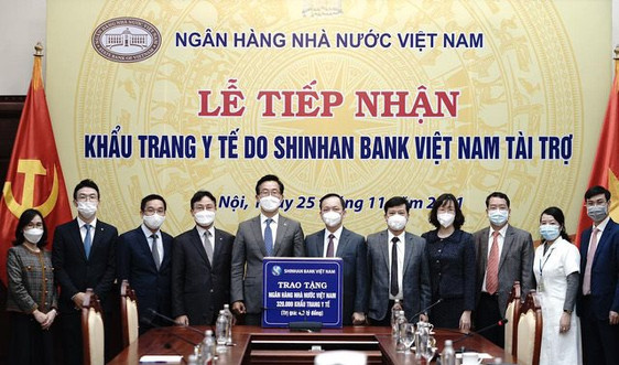 Ngân hàng Shinhan ủng hộ 320.000 khẩu trang y tế cho Ngân hàng Nhà nước Việt Nam