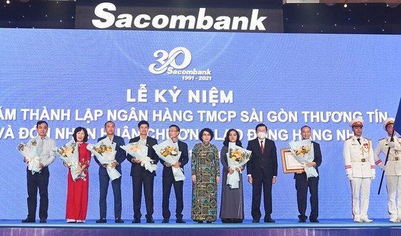 Sacombank đón nhận Huân chương Lao động hạng Nhì