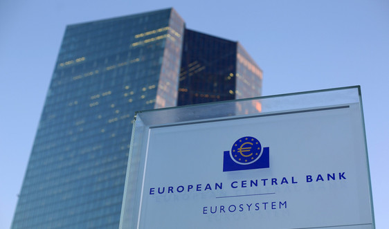 ECB chuyển hướng chính sách, mở ra khả năng tăng lãi suất trong 2022