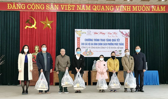 Toyota Việt Nam trao quà tết cho các hộ gia đình chính sách và trẻ em có hoàn cảnh khó khăn tại Vĩnh Phúc 