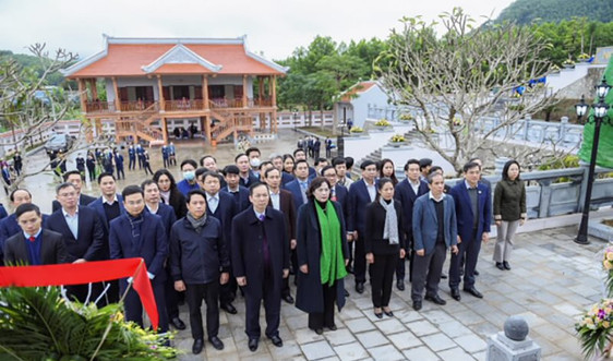 Đoàn công tác Ngân hàng Nhà nước Việt Nam thăm Khu di tích Tân Trào và làm việc tại Tuyên Quang