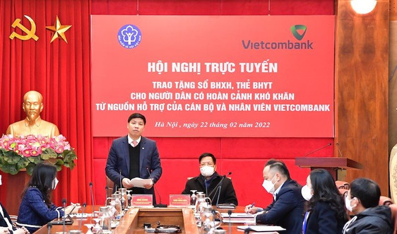 Vietcombank và BHXH Việt Nam tổ chức Hội nghị trực tuyến trao tặng sổ BHXH, thẻ BHYT cho người dân có hoàn cảnh khó khăn 