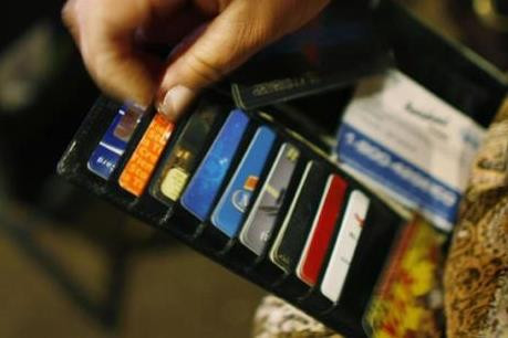 Cảnh báo rủi ro nợ xấu từ dịch vụ rút tiền mặt, đáo hạn thẻ tín dụng