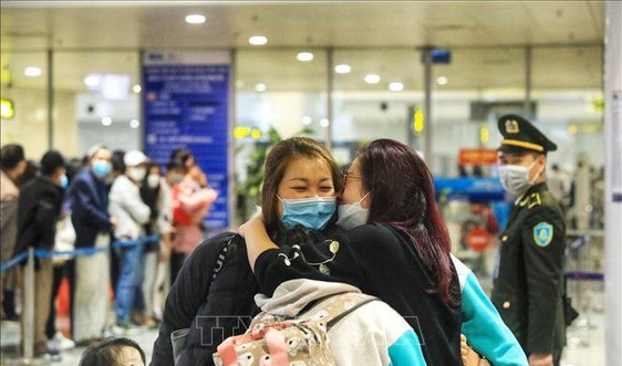 Tổ chức các chuyến bay đón người Việt tại Ukraine về nước theo đúng quy định