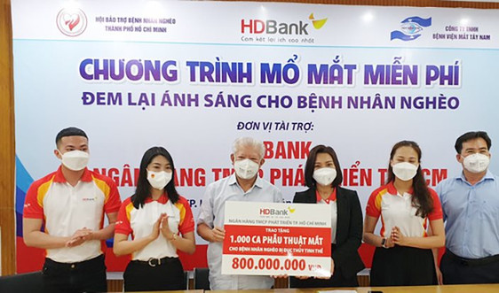 HDBank trao tặng 2.800 thẻ BHYT và tài trợ 1.000 ca phẫu thuật mắt cho người dân
