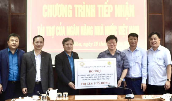 Công đoàn Ngân hàng Việt Nam trao 5 tỉ đồng hỗ trợ xây dựng trường học