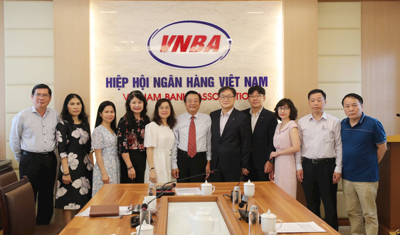 Tổng Thư ký VNBA Nguyễn Quốc Hùng tiếp và làm việc với Tổng Giám đốc Shinhan Finance Việt Nam