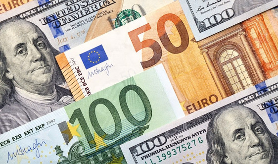 Khảo sát: Đồng euro – đô la Mỹ tiến tới ngang giá trong bối cảnh lạm phát đình trệ