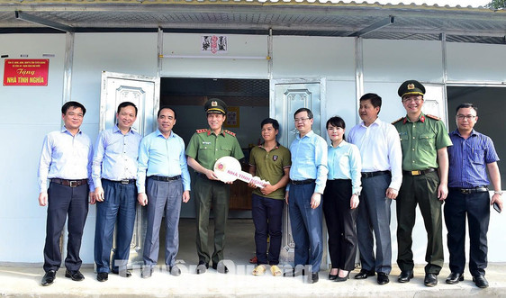 Trao tặng nhà và kinh phí hỗ trợ xây dựng nhà cho hộ nghèo tại tỉnh  Tuyên Quang