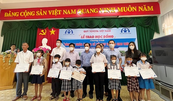 Quỹ Toyota Việt Nam trao tặng học bổng “vòng tay nhân ái” tại tỉnh Bình Thuận