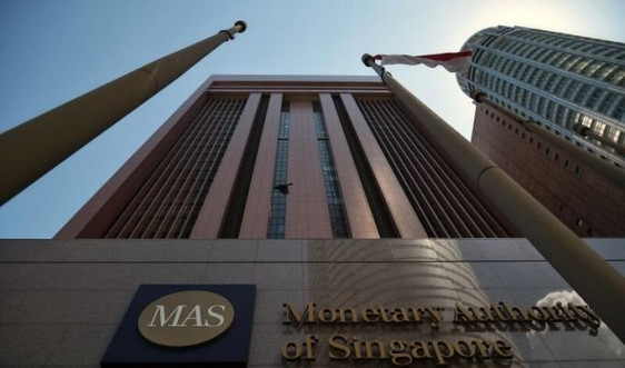 MAS tiếp tục thắt chặt chính sách tiền tệ