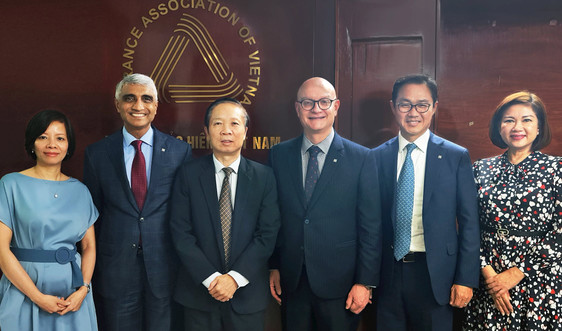 CEO Manulife châu Á cam kết đầu tư lâu dài vào ngành bảo hiểm nhân thọ và sức khỏe tại Việt Nam