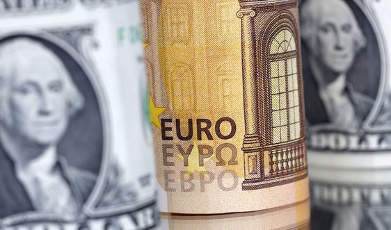 Đồng euro trượt giá có ý nghĩa như thế nào đối với người tiêu dùng châu Âu và Mỹ?