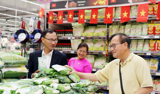 Gạo Lộc Trời thương hiệu “cơm ViệtNam Rice” chính thức lên kệ của 2 hệ thống đại siêu thị châu Âu