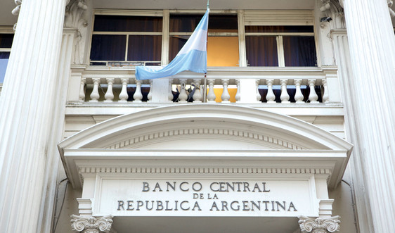 Argentina tăng lãi suất lên 75% khi lạm phát tăng gần mốc 100%