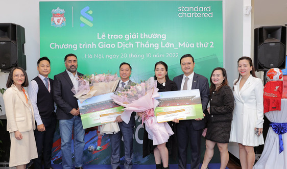 Standard Chartered Việt Nam trao giải thưởng chuyến đi Anh cho khách hàng 