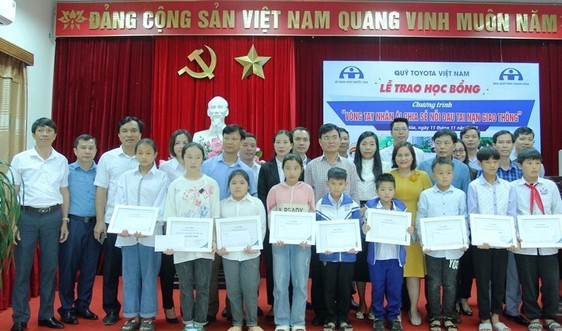 Quỹ Toyota Việt Nam trao tặng học bổng “vòng tay nhân ái” tại Thanh Hóa