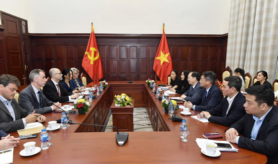 Phó Thống đốc Thường trực NHNN Đào Minh Tú tiếp xã giao Đại sứ đặc mệnh toàn quyền Canada tại Việt Nam