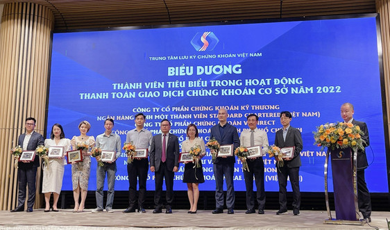 ​Ngân hàng Standard Chartered Việt Nam được vinh danh “Ngân hàng giám sát tiêu biểu”, “Thành viên lưu ký tiêu biểu trong hoạt động lưu ký chứng khoán”