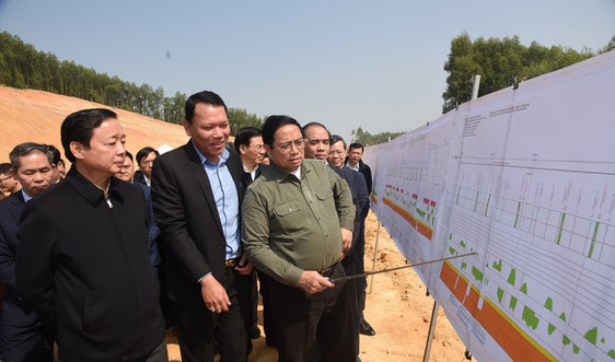 ​Thủ tướng kiểm tra, đôn đốc dự án cao tốc Tuyên Quang-Phú Thọ, chúc Tết công nhân và người dân khu tái định cư